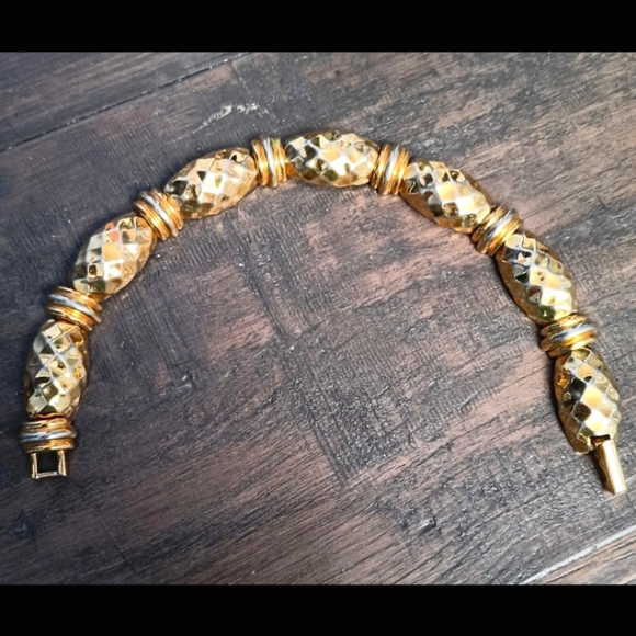 Beautiful Trifari Gold Tone Pineapple Design 8" Inches Long - Picture 2 of 7